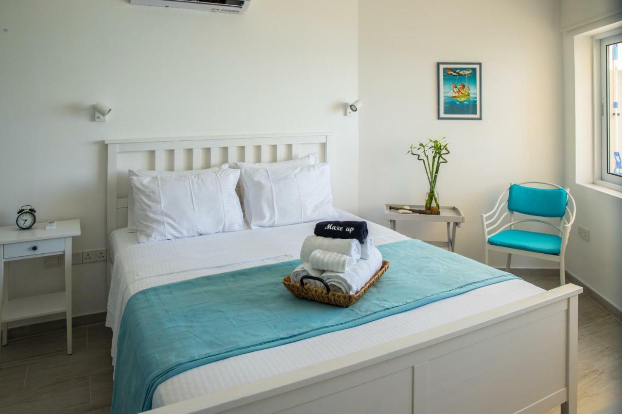 Beachfront Skyline Retreat 1Br Pool Central 라르나카 외부 사진