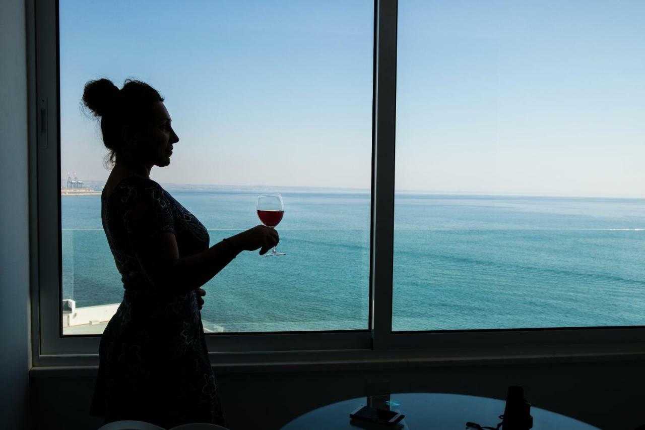 Beachfront Skyline Retreat 1Br Pool Central 라르나카 외부 사진