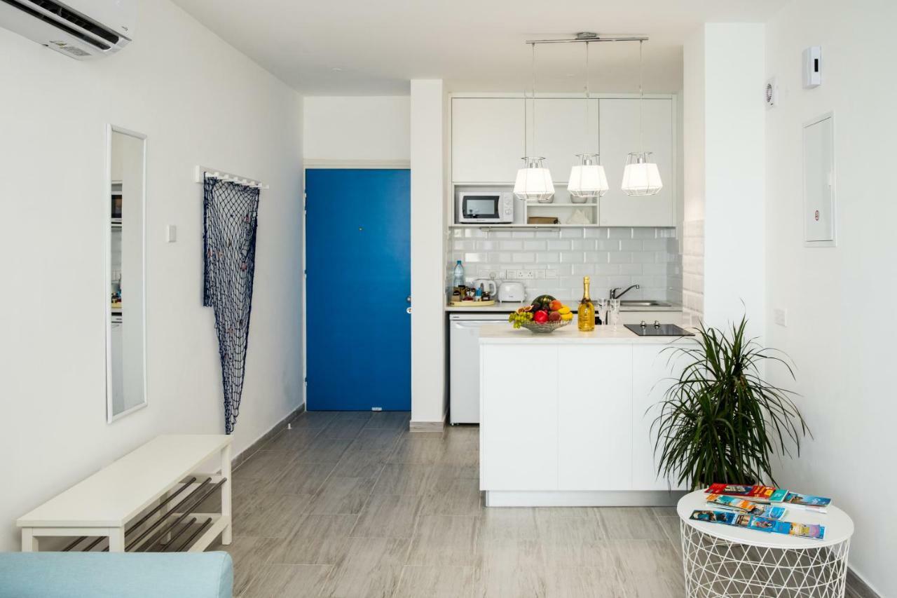 Beachfront Skyline Retreat 1Br Pool Central 라르나카 외부 사진