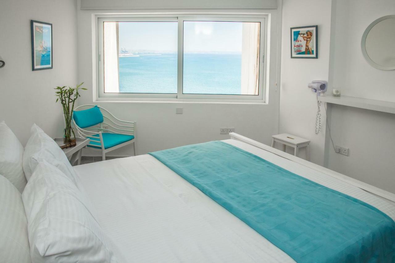 Beachfront Skyline Retreat 1Br Pool Central 라르나카 외부 사진