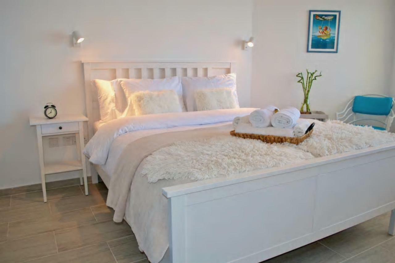 Beachfront Skyline Retreat 1Br Pool Central 라르나카 외부 사진